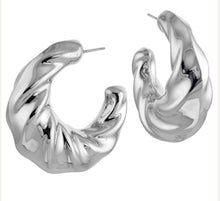 Load image into Gallery viewer, Silver Hoops - A5593
