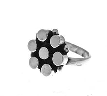 Load image into Gallery viewer, Silver Ring - R260. 

